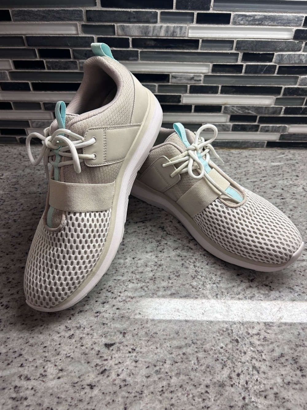 Vionic Coro Men's Beige Mesh Athletic Sneakers with Aqua Accents size 12